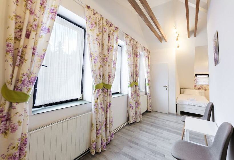 اتاق کلاسیک چهارنفره, Penzion La Route