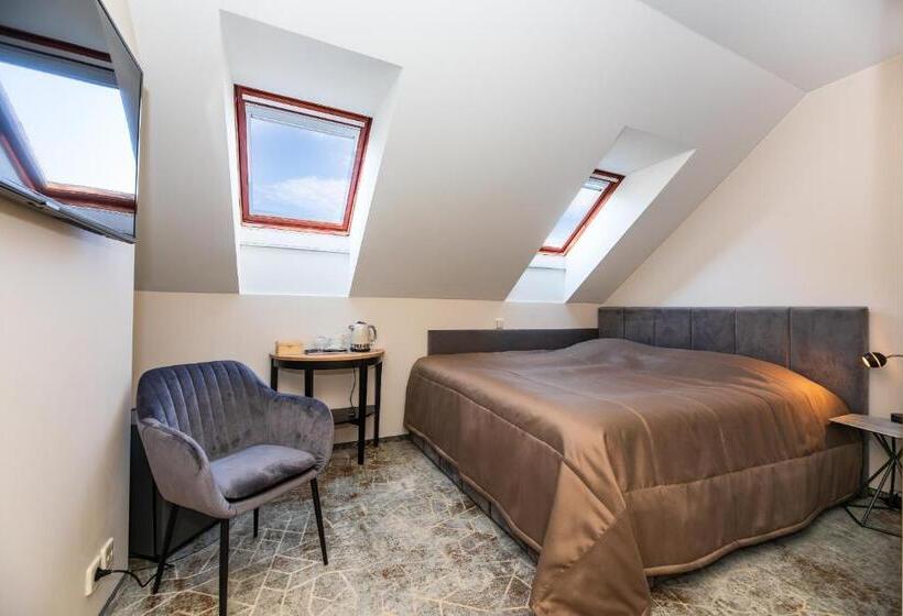 اتاق اکونومی, Vila Ieva