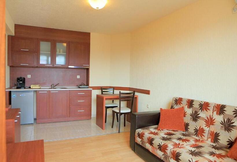 דירה בת חדר שינה 1 עם מרפסת, къща за гости ваис