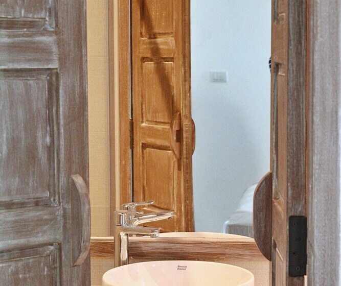 اتاق استاندارد, Dear Friend, Home