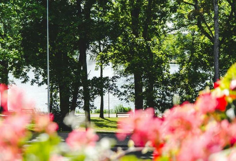 اتاق استاندارد با چشمانداز دریاچه, The House