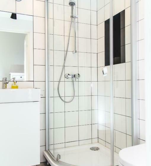 اتاق استاندارد با چشمانداز دریاچه, The House