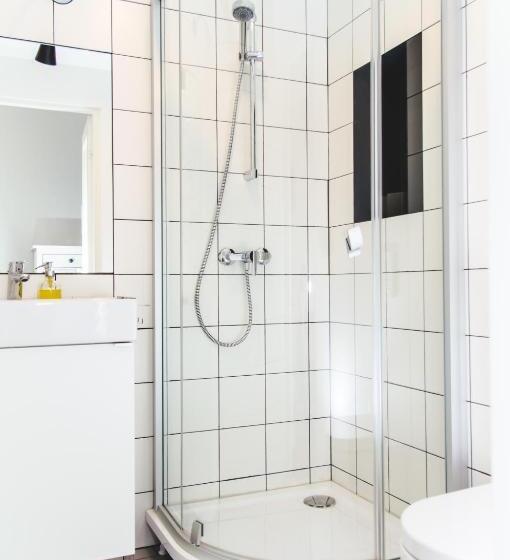 اتاق استاندارد سه نفره, The House