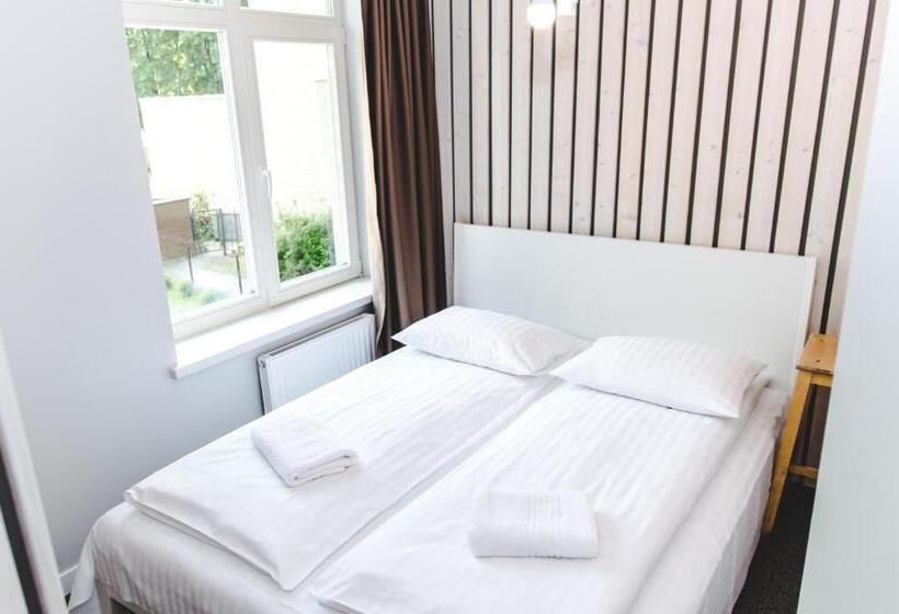 اتاق استاندارد سه نفره, The House