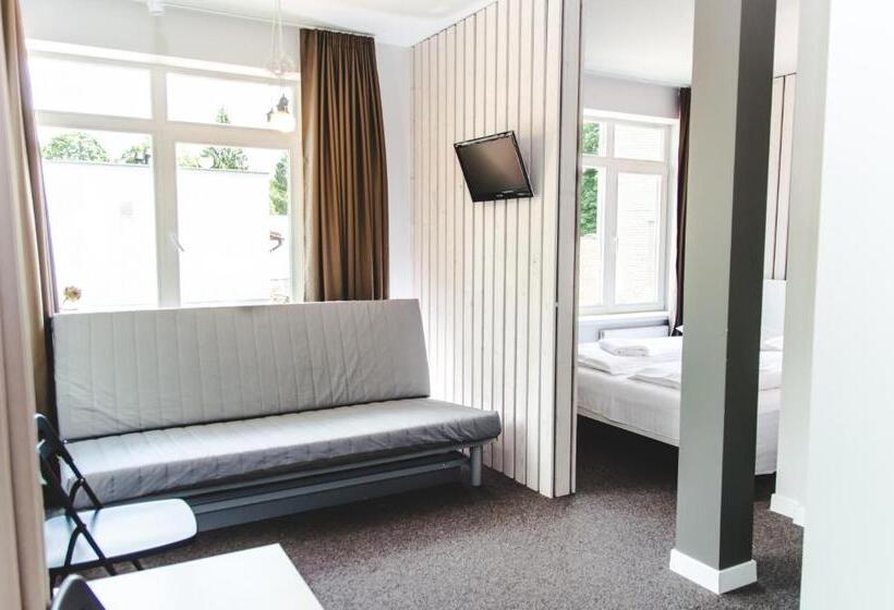 اتاق خانوادگی, The House