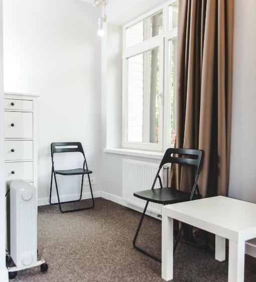 اتاق خانوادگی, The House