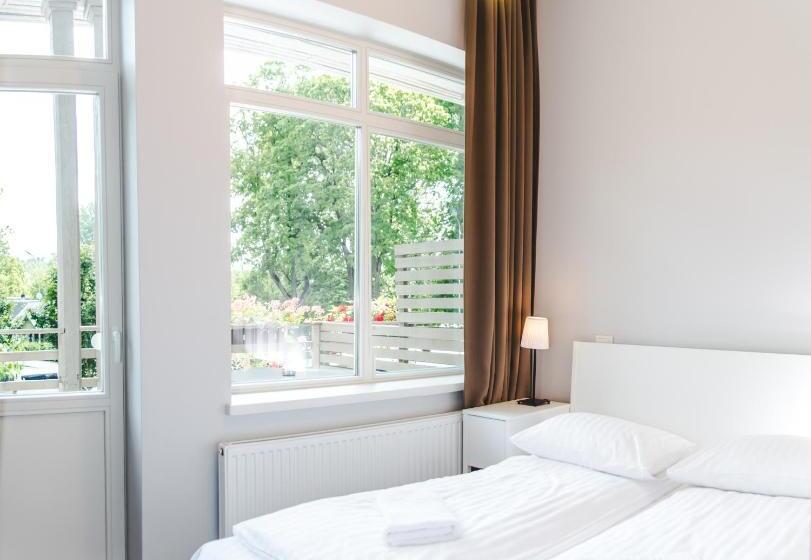 اتاق استاندارد, The House