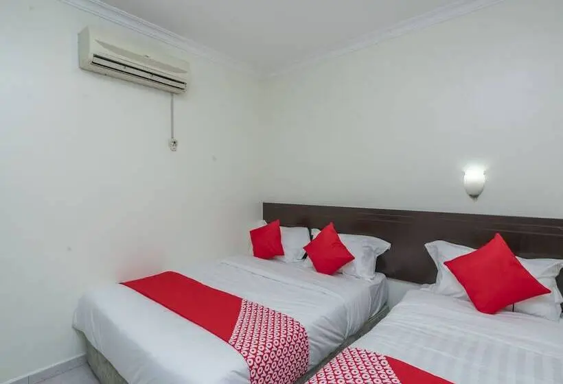 Superior Kolmen Hengen Huone, Fully Hotel Desa Tebrau