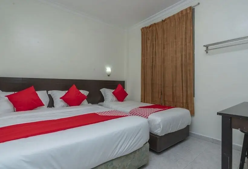 Superior Kolmen Hengen Huone, Fully Hotel Desa Tebrau