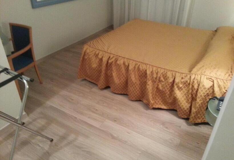 اتاق استاندارد چهار تخته, Il Gatto