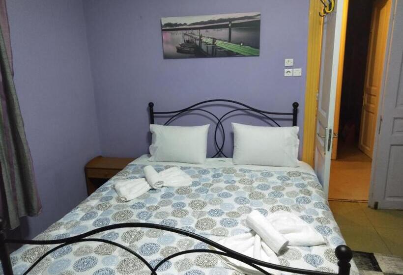 חדר אקונומי, Pinguino Hostel Athens