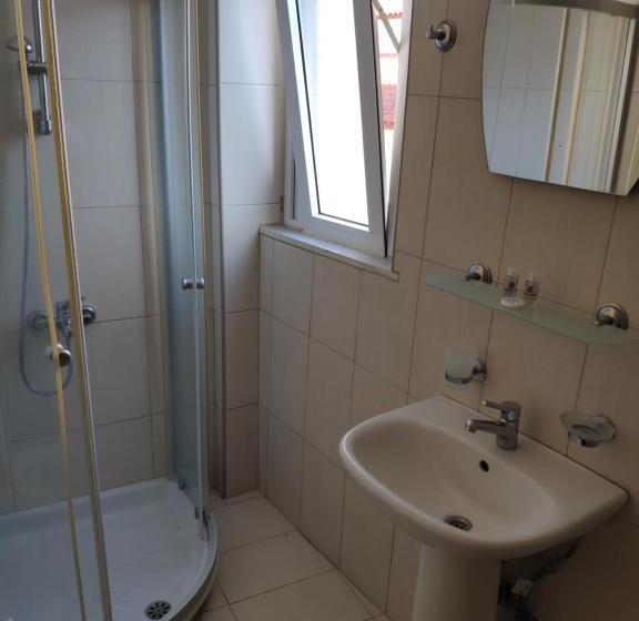 スタンダードトリプルルーム, Marie