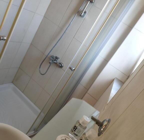 スタンダード４人部屋, Marie