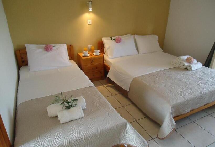 חדר סטנדרט לשלושה עם מרפסת, Electra Studios