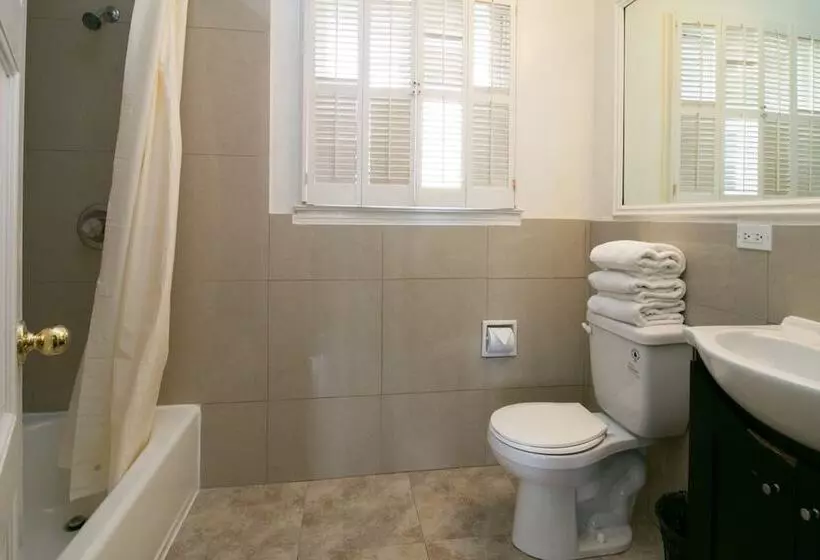 سوییت اجرایی, Carmel Wayfarer Inn