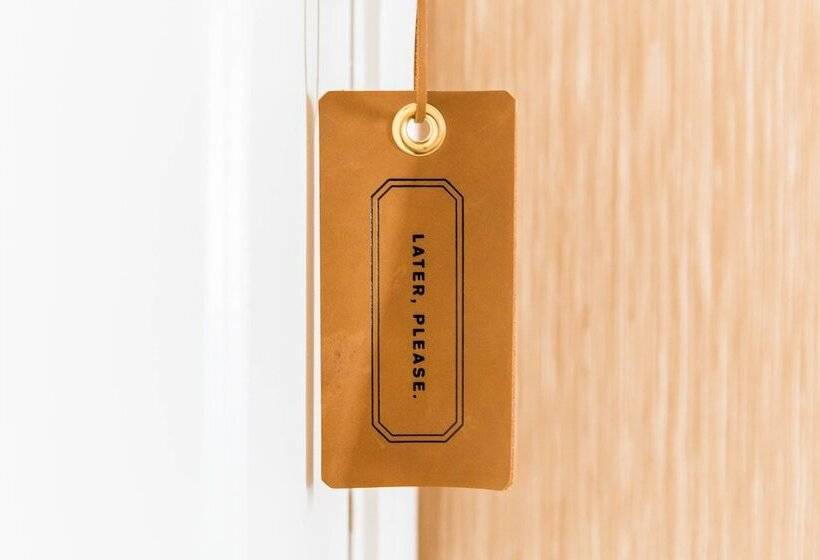 חדר סטנדרט שתי מיטות זוגיות, Dossier