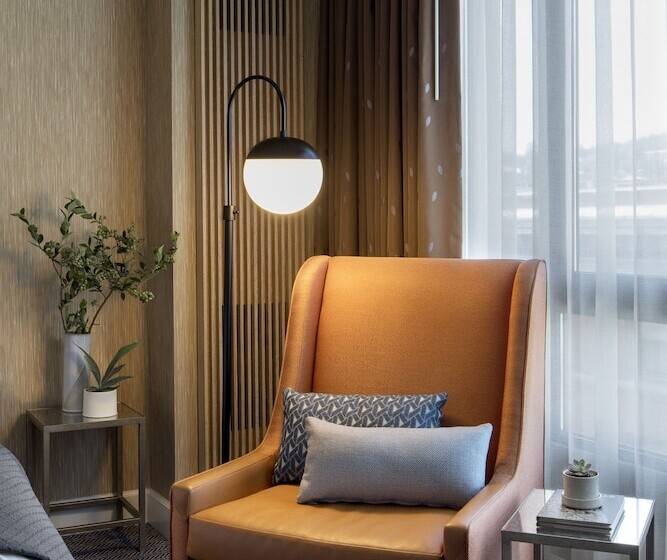 חדר פרמיום, Dossier