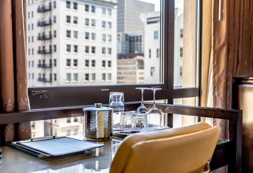 חדר פרמיום, Dossier