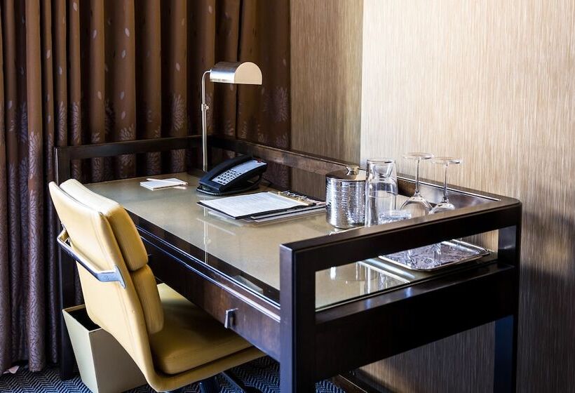 חדר פרמיום, Dossier