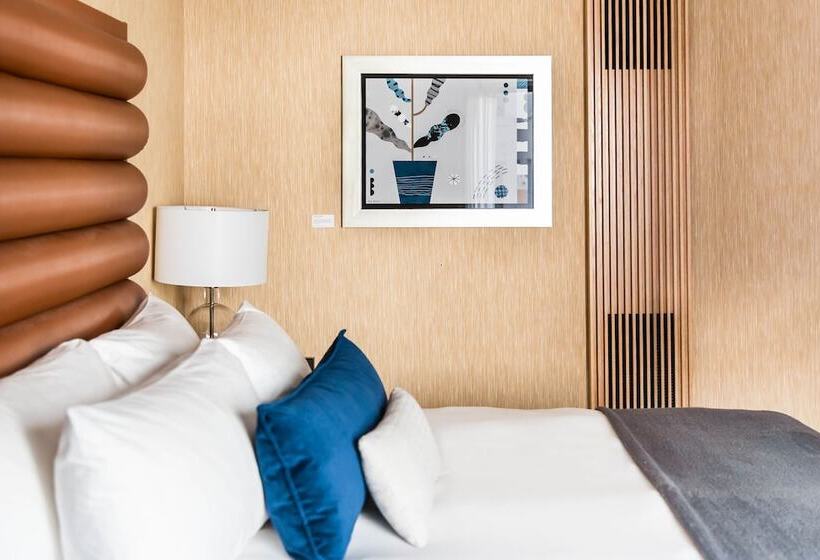 חדר פרמיום, Dossier