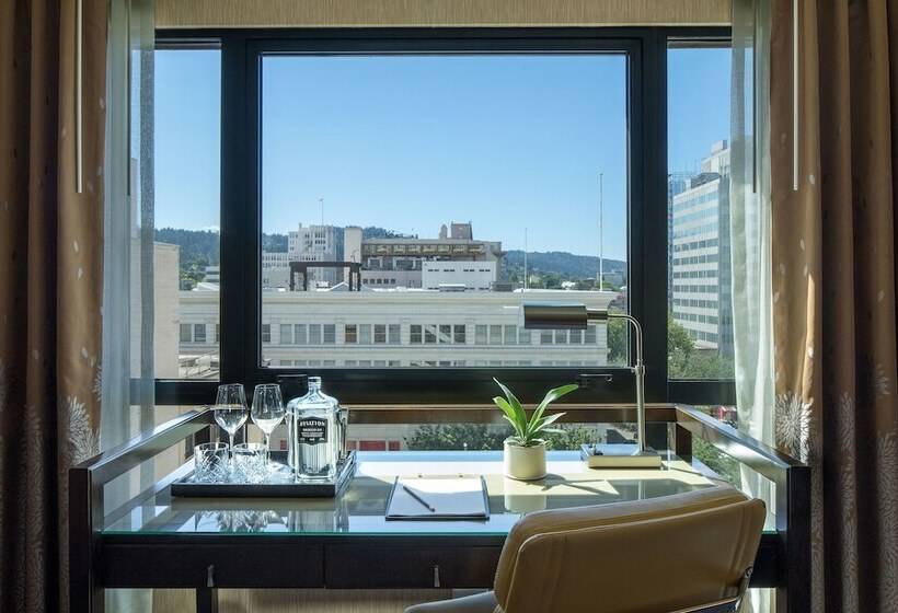 חדר פרמיום, Dossier