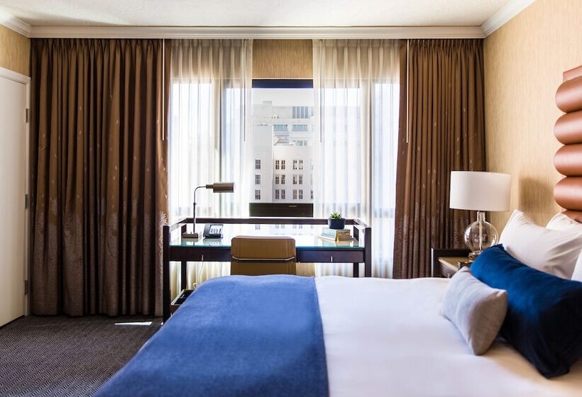 חדר פרמיום, Dossier