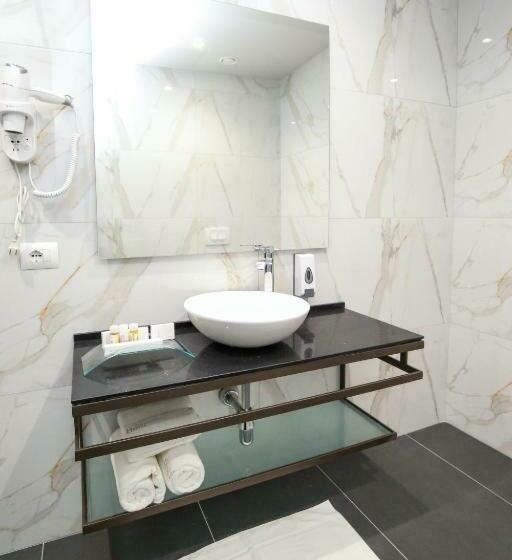 חדר דלוקס לשלושה, Olive