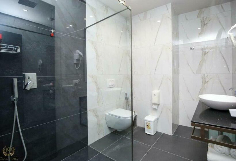 חדר דלוקס לשלושה, Olive