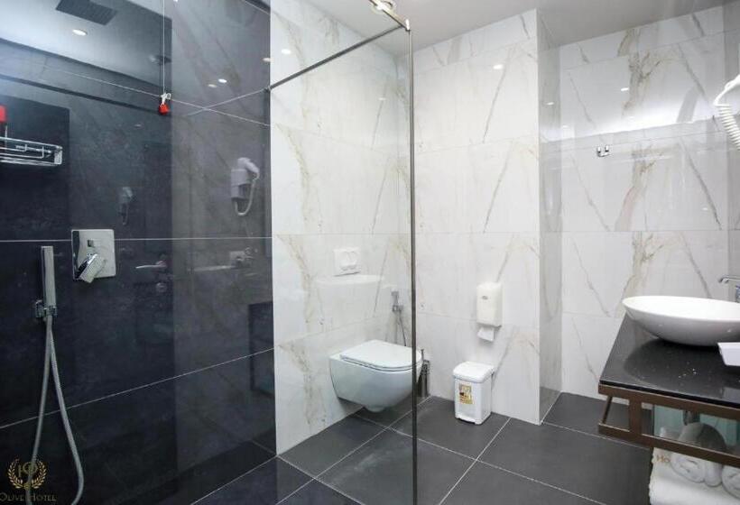 חדר משפחתי, Olive