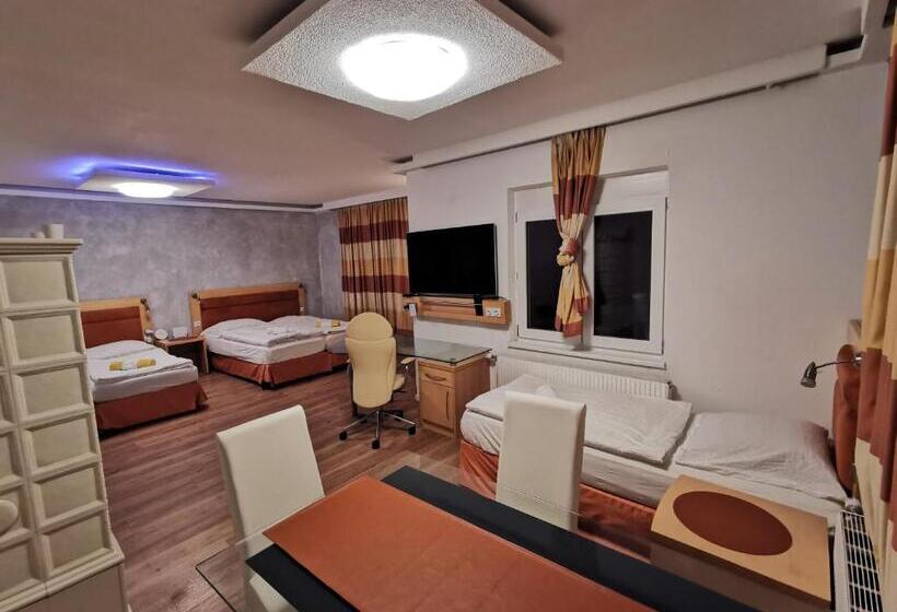 غرفة عائلية, Pension Föhrenhain