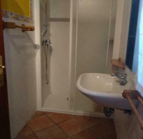 اتاق استاندارد سه نفره, Pension Zelaigane