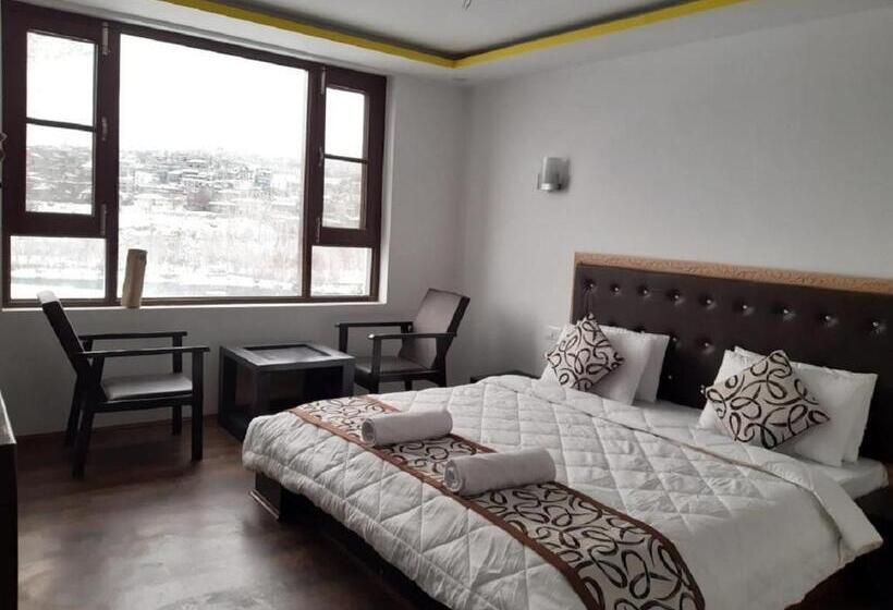 Номер Deluxe, The White Castle Kargil