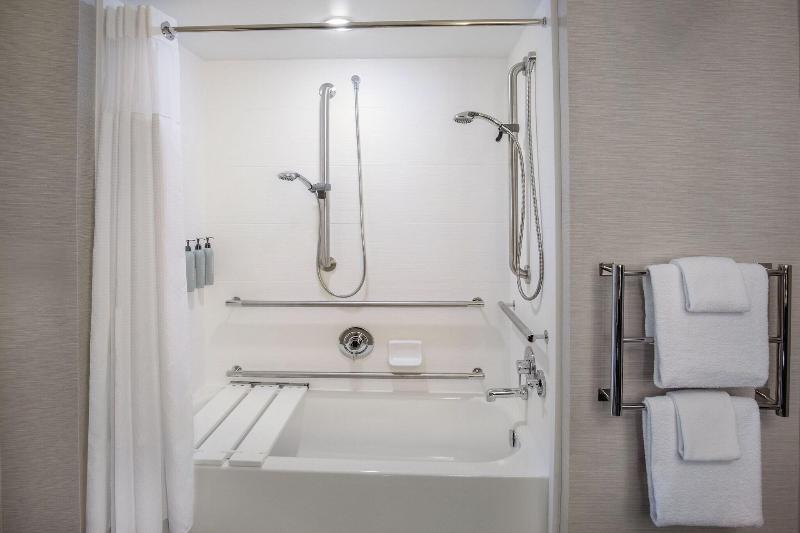 غرفة قياسية سرير كينج, Courtyard By Marriott Boston Billerica Bedford