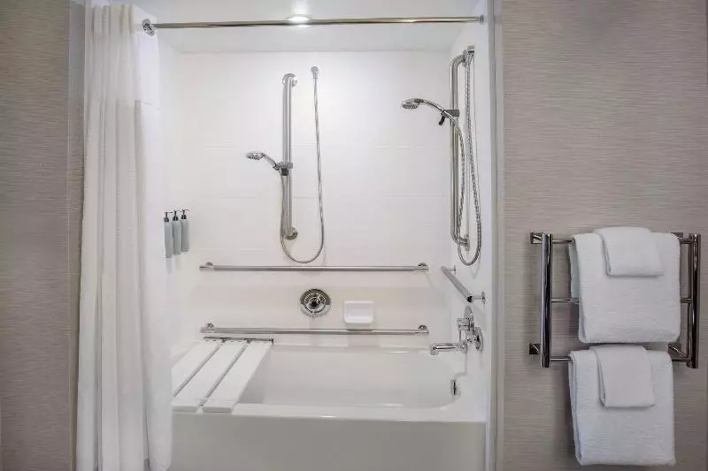 اتاق استاندارد با تخت بزرگ, Courtyard By Marriott Boston Billerica Bedford