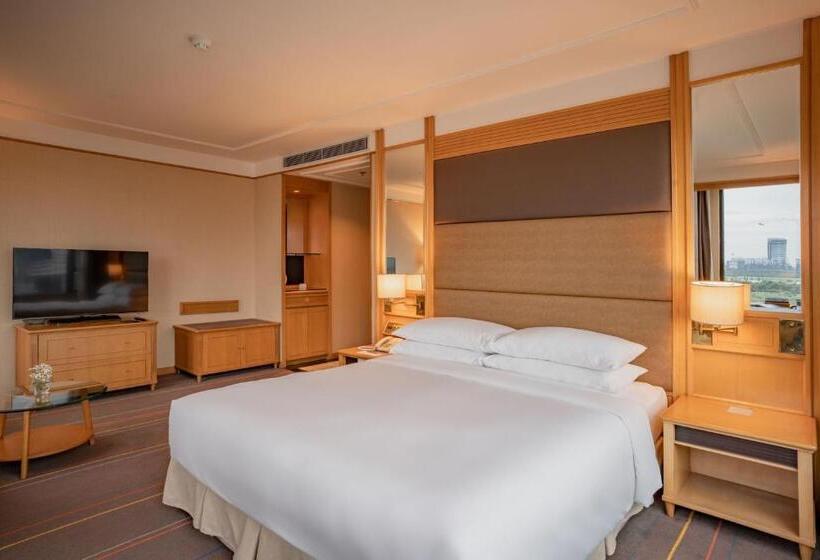 Club Room King Bed, Renaissance Riverside Hotel Saigon