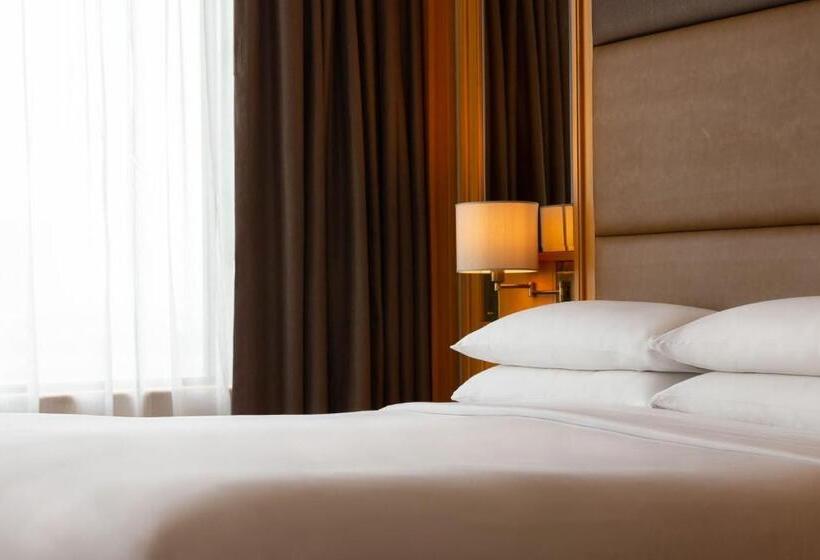اتاق دلوکس با تخت کینگ و چشم‌انداز شهر, Renaissance Riverside Hotel Saigon