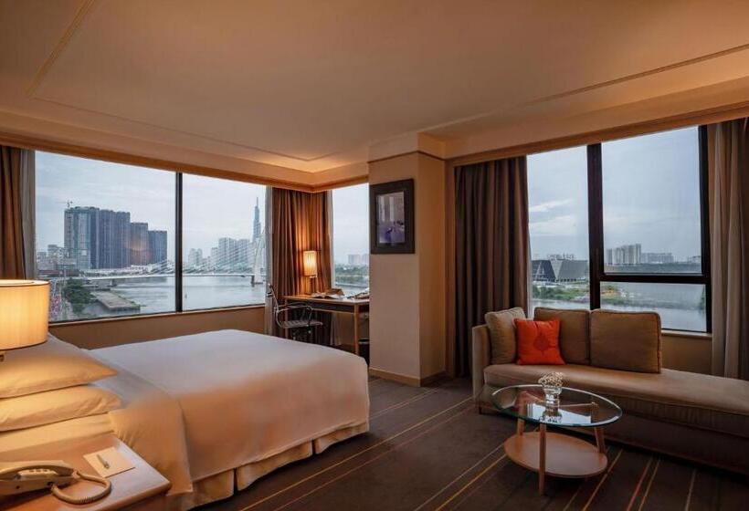 استودیو اجرایی, Renaissance Riverside Hotel Saigon