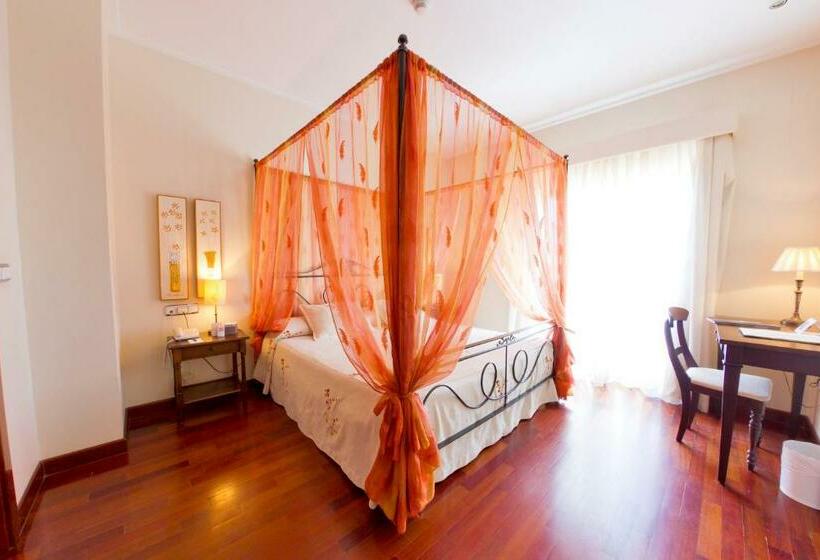 小型套房, Traina