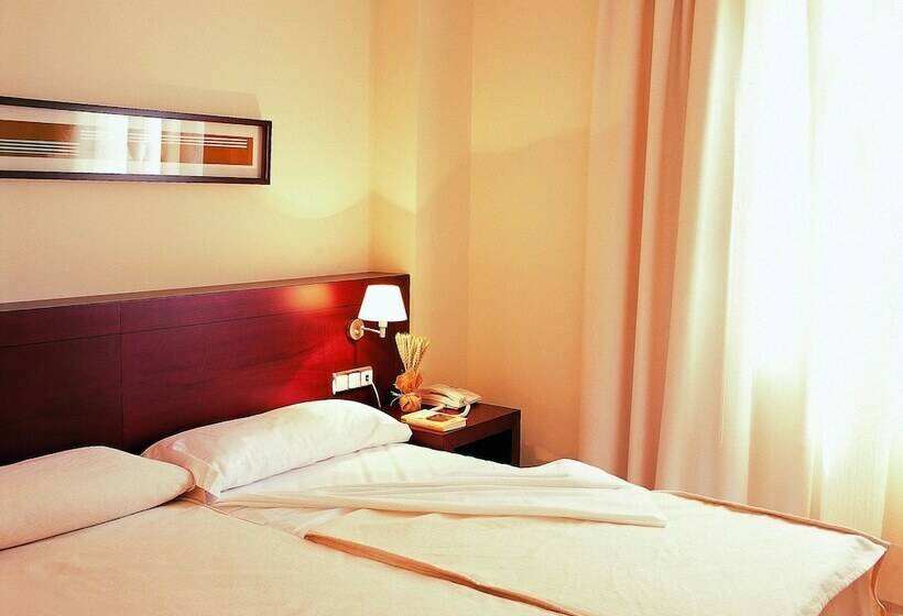 标准三人间, Traina