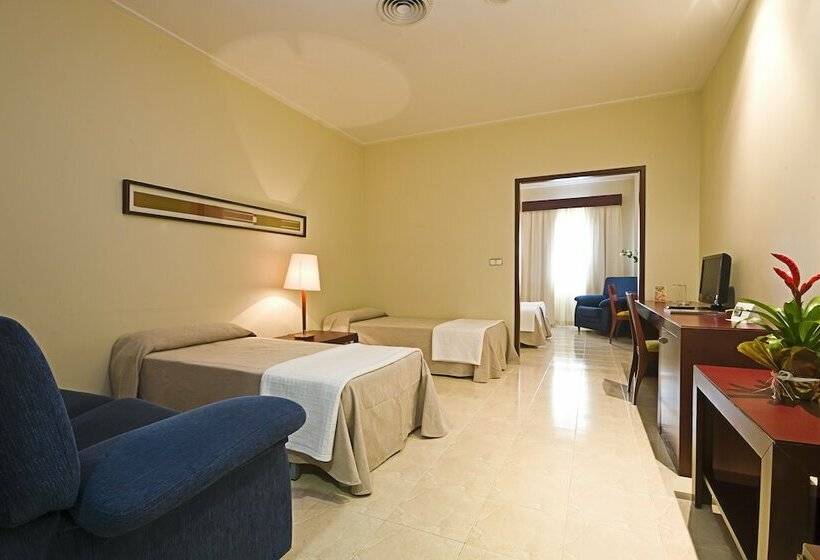 标准三人间, Traina