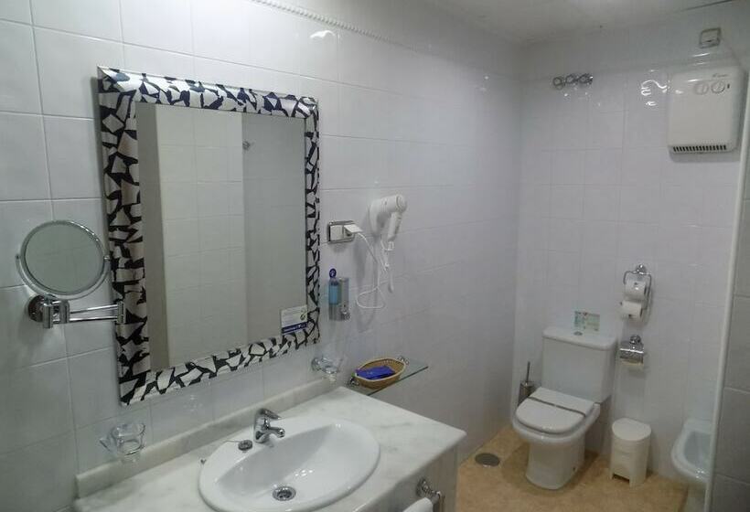 标准三人间, Traina