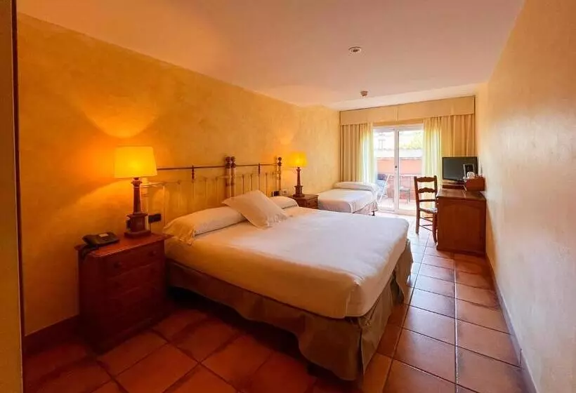 Habitació Triple Estàndard amb Balcó, Vila De Tossa
