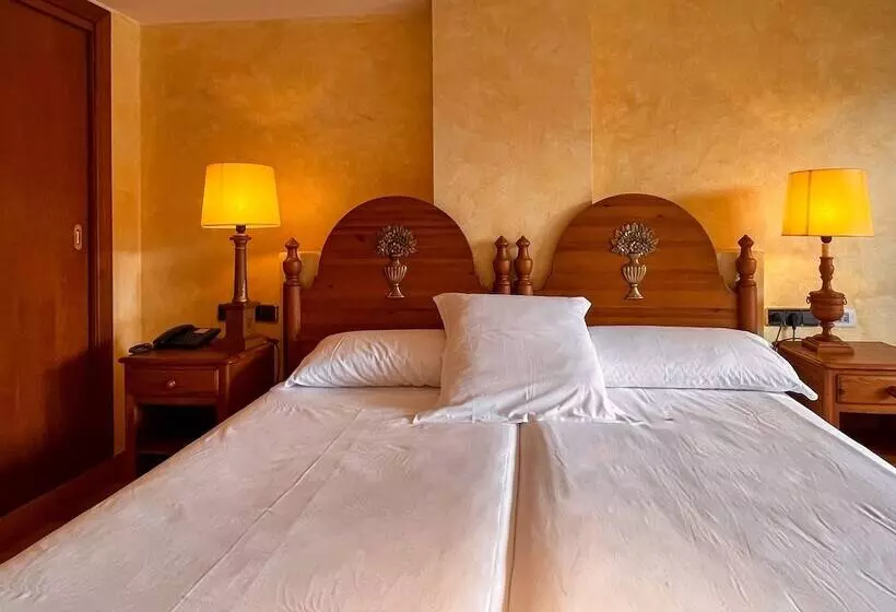 Habitació Triple Estàndard amb Balcó, Vila De Tossa