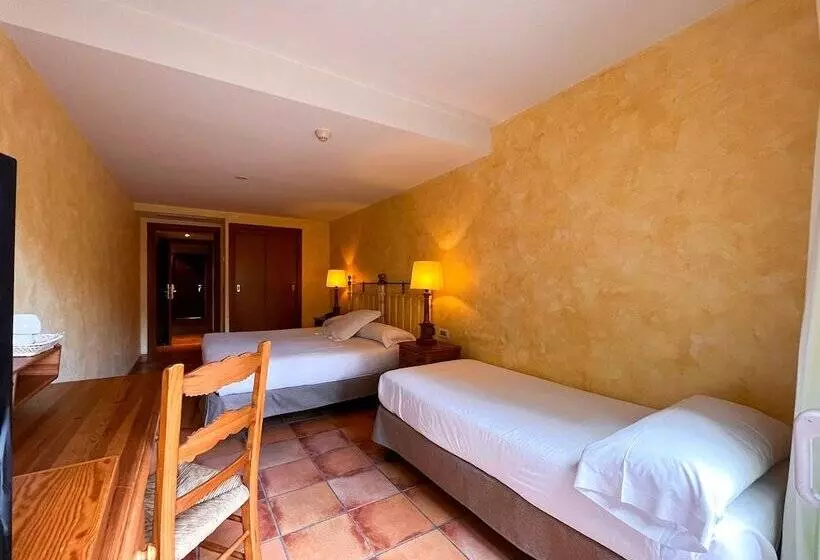 Habitació Triple Estàndard amb Balcó, Vila De Tossa