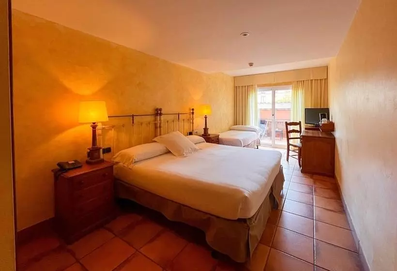 Habitació Triple Estàndard amb Balcó, Vila De Tossa