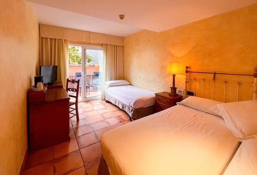 Quarto Triplo Estandar com Sacada, Vila De Tossa