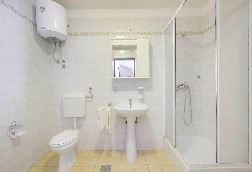 דירת חדר, Apartment Lenka / Three Bedroom