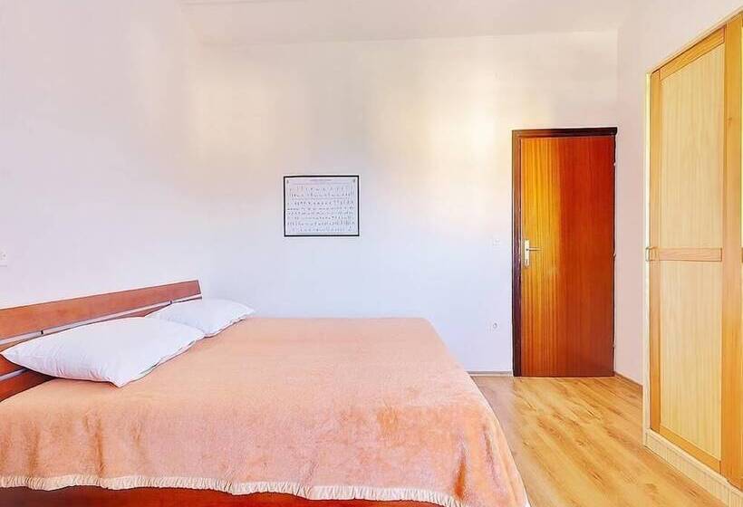 דירת חדר, Apartment Lenka / Three Bedroom