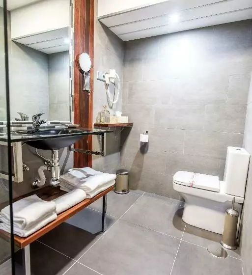 سوئیت اجرایی با چشمانداز دریا, First Flatotel International