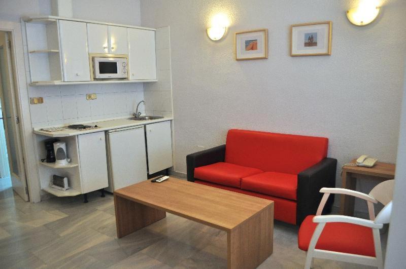 غرفة قياسية, First Flatotel International